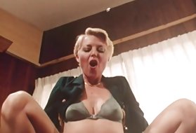 Sara Jay försöker på stockings por filmen sex, denna svarta killens kuk!