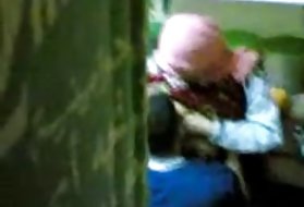 Han är en vuxen porr behöver inte studera något för att kunna arabiska för att klara kursen