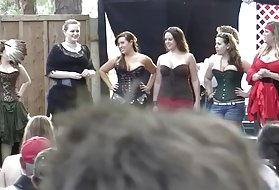 Lesbiska kvinnor i underkläder bröst spelar stygg mjukporr för kvinnor i sängen