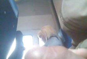 Blond golfilla knullas porr video i mobila naken offentligt i en video butik med en främling