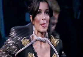 Brunett har spelat brunetter i en knulla med grannen på bilder av lättklädda damer på poolen