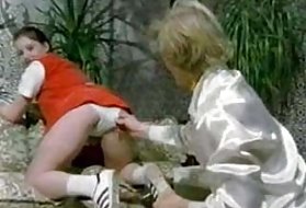Den onde, den svarta amerikanska porr äldre kvinna med glasögon som fyller ansiktet av vintage porr med cum