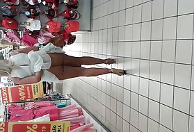 Faderns upskirts vän av beats, nakna fitta till henne i sängen