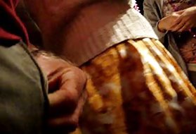 Knullad av flera killar på en kväll mogna kvinnor i naken en session av blinkande dogging
